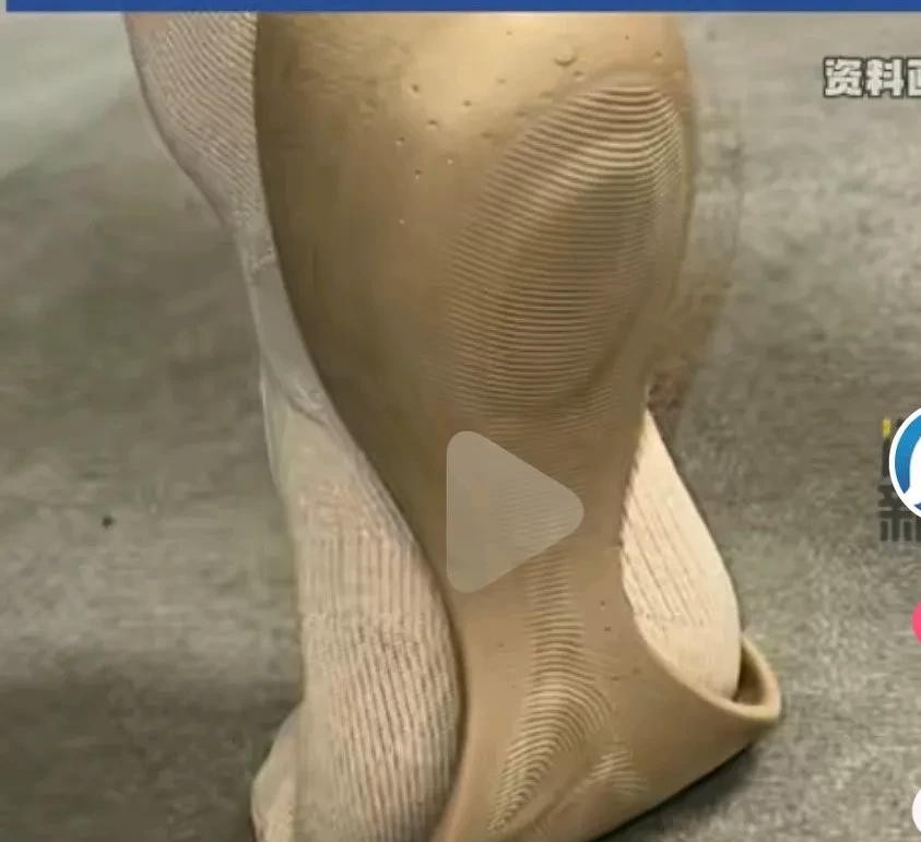 巴黎世家赤足鞋卖1万 被吐槽像鞋垫