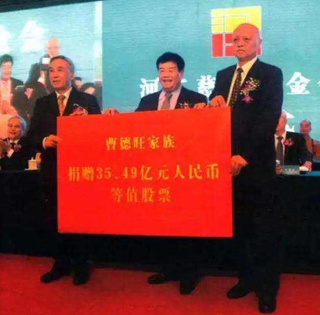 同样都是富豪衣锦还乡,刘强东和曹德旺有什么区别?