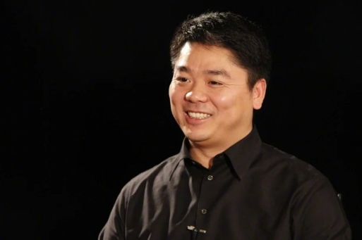 同样都是富豪衣锦还乡,刘强东和曹德旺有什么区别?
