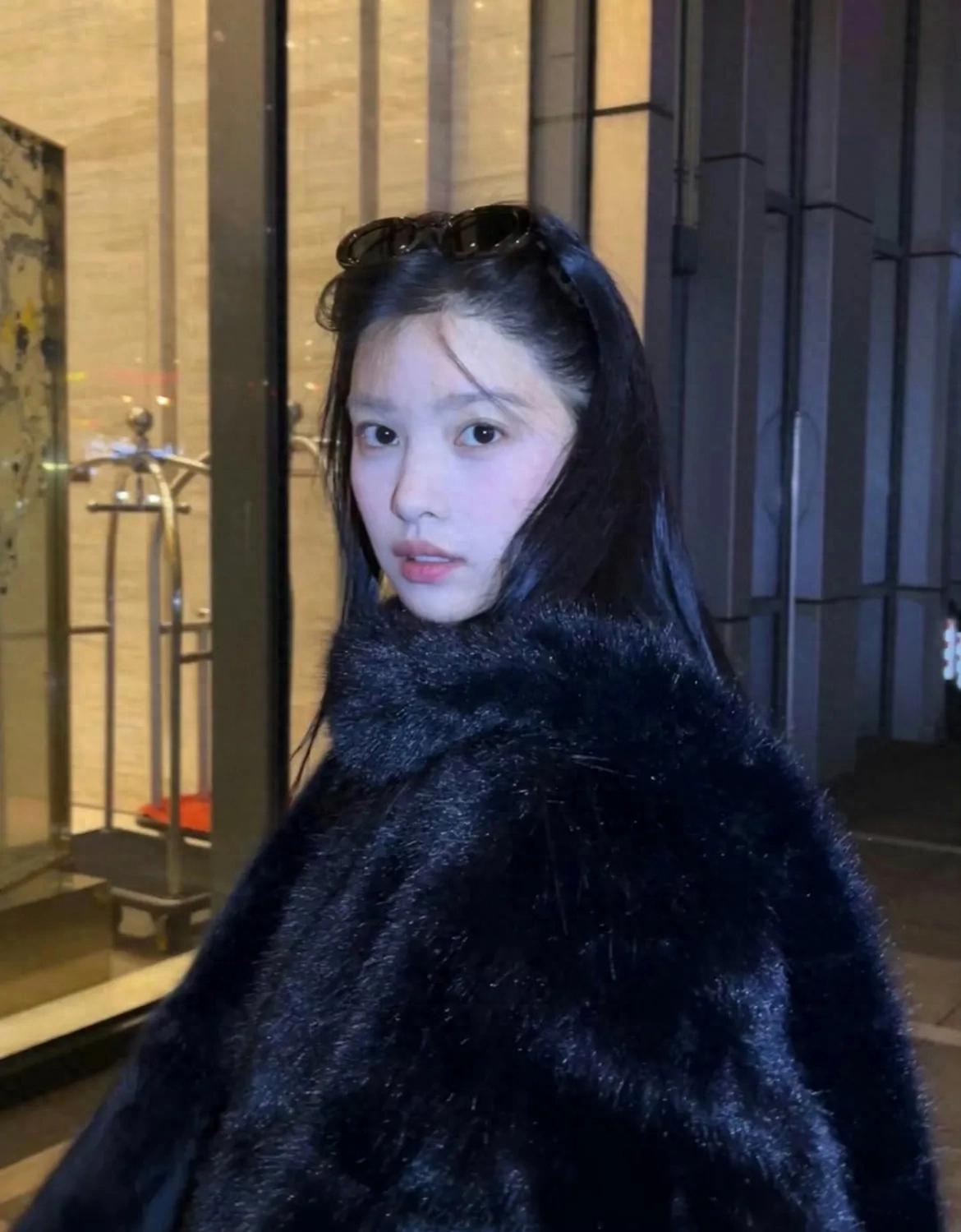 和黄景瑜同游女子疑为张艺上