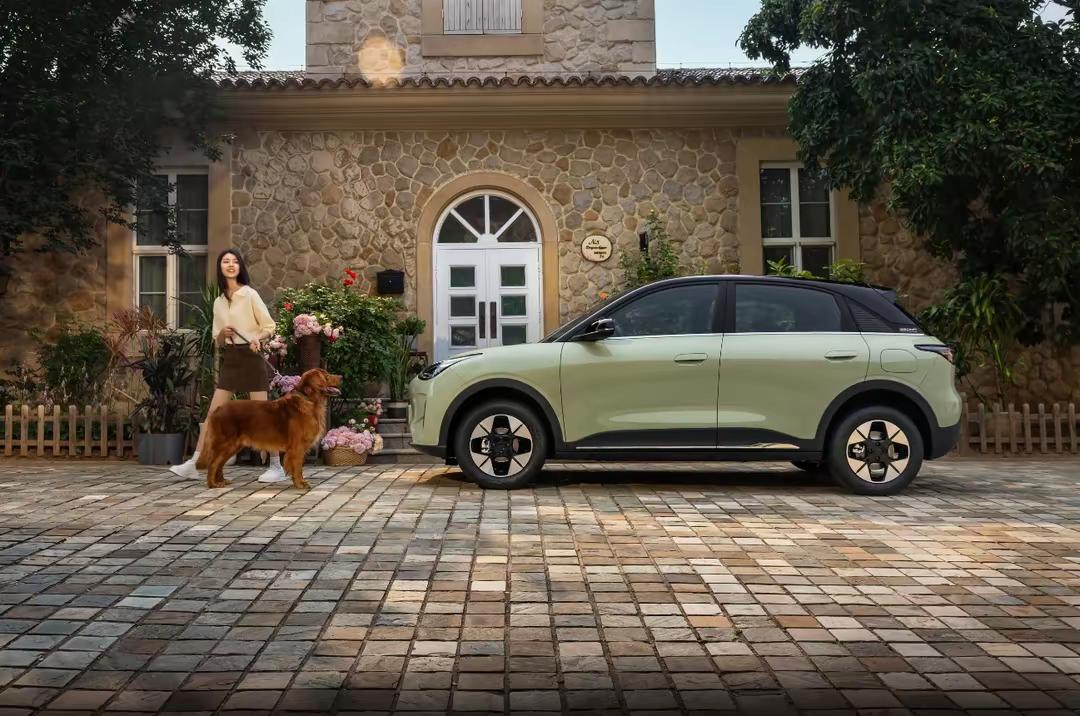 都是10万内纯电小车,吉利星愿和埃安UT谁更安全?对比后差距明显